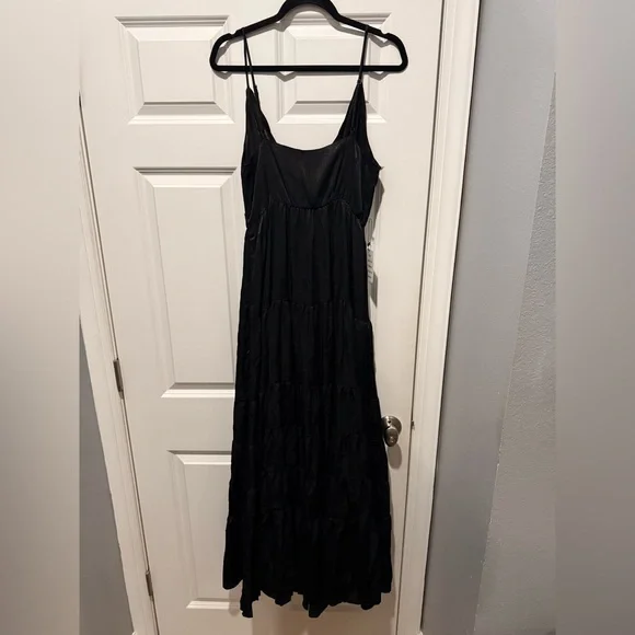 Chic Black Maxi Dress with Spaghetti Straps - Picture 6 of 8